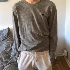  - Grå långarmad abercrombie and fitch tröja, använt ett fåtal gånger. Väldigt skönt material och passar både någon med S och M. Köparen står för frakt