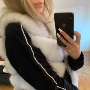  - Säljer denna fina pälsväst i äkta päls, pris går att diskuteras!