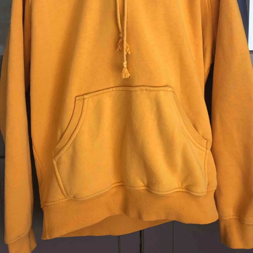 Säljer min fina gula hoodie som jag har haft i ca 1 år. Köpte den för 399kr i storlek L eftersom jag ville ha den lite oversized. Väldigt skön och mysig! . Hoodies.