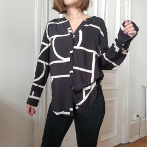  - Snugg översize mönstrad skjorta från ellos storlek 42 men passar mig som har 36/38. Kan varieras i stil. 
