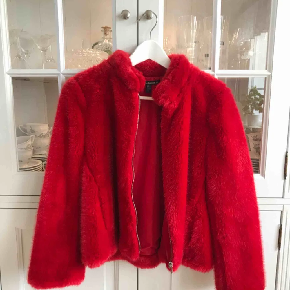 Snygg röd pälsimitation pälsjacka från Zara i storlek S!. Jackor.