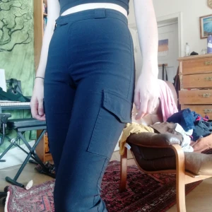  - Ett par brallor från H&M köpta på vintage, troligen från tidigare 2000-tal  Går att hämta upp på södermalm  Kan tänka mig frakta, men fraktpris tillkommer