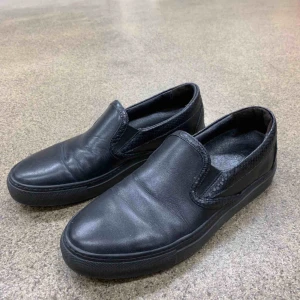  - Svart slip on skor från Rizzo i storlek 39, endast använd en gång. Jättebra skick!  Nypris: 1000 kr