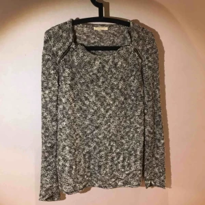  - Favorittröjan till jeans. Bomull, rak modell, dragkedjor i halsringningen.