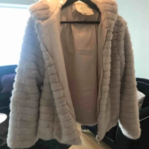  - Lyxig fuskpäls jacka mycket varm . Ny pris 800 kr