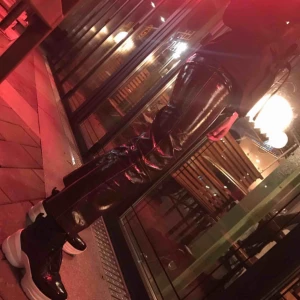  - Supercoola sneakers från Michael Kors använd endast ett fåtal gånger! Tyvärr är det några små svarta fläckar på det vita men tycker inte det syns så mycket. Därav priset. Annars är dem i superfint skick, säljes pga används inte så mycket 🥰