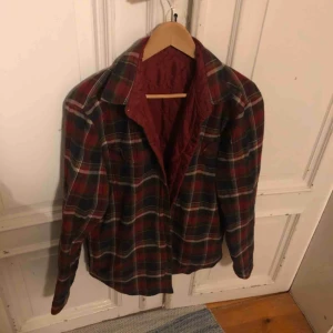 - Härligt fodrad flanellskjorta. Varm och skön. Perfekt för höst 🍂 och ❄️ vinter. Fickor för händerna i sidan  kan hämtas i Uppsala eller skickas mot fraktkostnad 