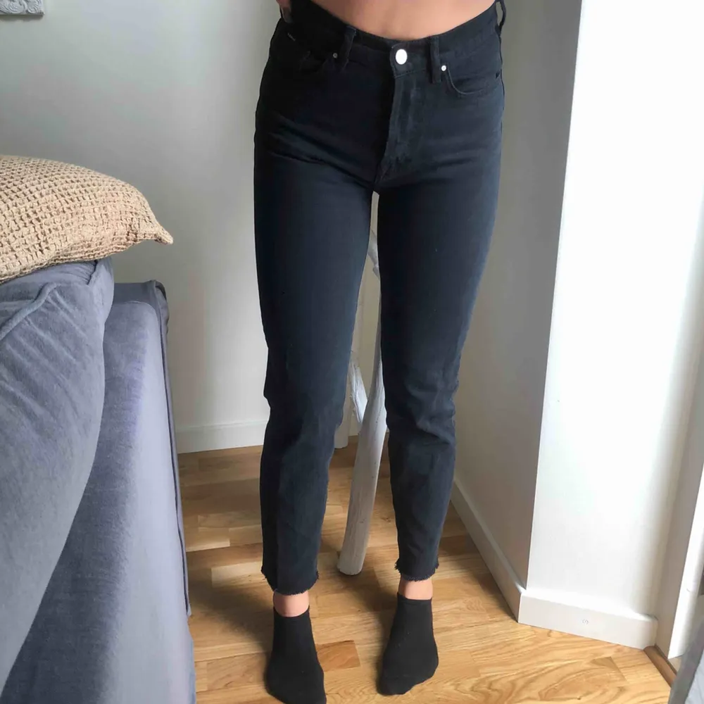 Mom jeans från märket KARVE. Sitter perfekt! Jag är 173 cm lång ⚡️🥰. Jeans & Byxor.