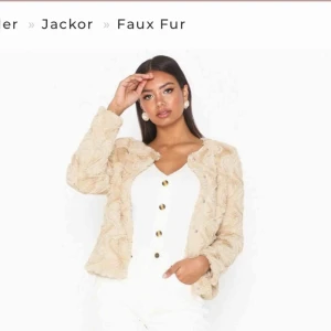  - Veromoda jacka i strl S. Superfin till hösten. Ganska tunn så går att båda använda som lättare jacka men även kofta.