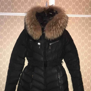  - Säljer min superfina Hollies jacka i storlek 36(S), jackan har super fluffig päls och super fin är den.Tyvärr så finns inte bältet kvar utan på bilden så lånade jag ett bara. Jag kan tänka mig byta mot en annan jacka också fast helt storlek XS eller XXS