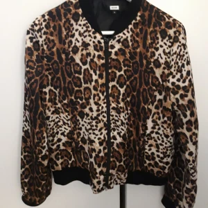  - Bomberjacka från Bik bok, bra skick