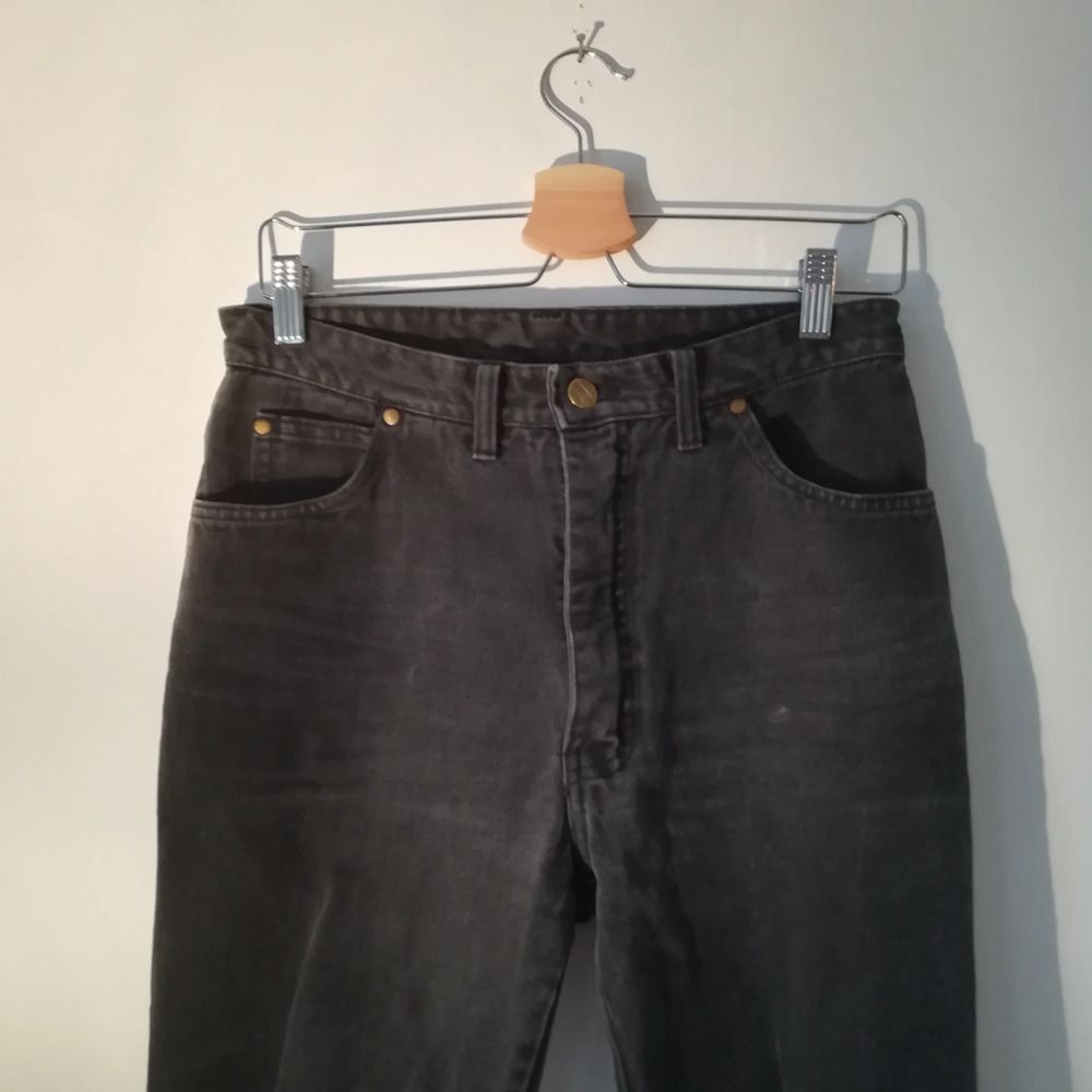 Vintage-jeans storlek 40. Funkar för en 38 om man vill ha dem oversize också. Är rätt slitna, därav priset. Men de är supersköna och snygga med ett skärp. . Jeans & Byxor.