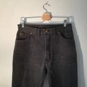 Vintage-jeans storlek 40. Funkar för en 38 om man vill ha dem oversize också. Är rätt slitna, därav priset. Men de är supersköna och snygga med ett skärp. 