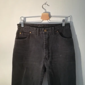  - Vintage-jeans storlek 40. Funkar för en 38 om man vill ha dem oversize också. Är rätt slitna, därav priset. Men de är supersköna och snygga med ett skärp. 