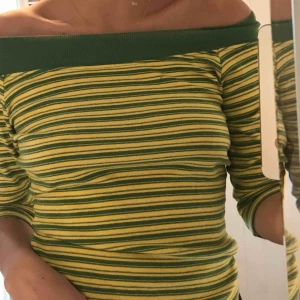  - Gul och grön randig off shoulder top från Vila. Sitter super bra och är riktigt skön. Tycker den är super fin men kommer aldrig till användning. Frakt tillkommer.