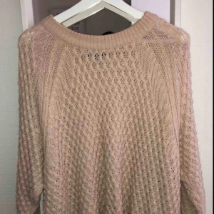  - En mysig tjock tröja. Aldrig använt och köpte från HM i storlek L-XL. Kan fraktas eller hämtas i Västerås