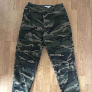  - Byxor från NAKD storlek 36. 