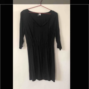  - Svart vardagsklänning ifrån H&M. Fint skick, knappt använd. Passar till storlekarna M och L