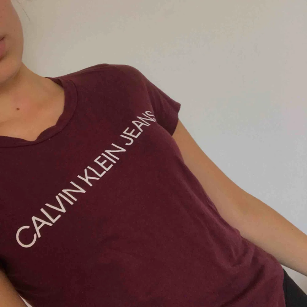 Vinröd T-shirt från Calvin Klein. Bara använd 1 gång. Köparen står för frakten.. T-shirts.