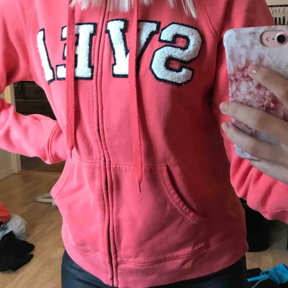 Korallrosa hoodie från Svea. Den är i strl L men jag tycker den är mer som en M. På mig som har S vanligtvis är den lite oversized.  Kan mötas upp i Sundsvall annars står köpare för frakt.. Hoodies.