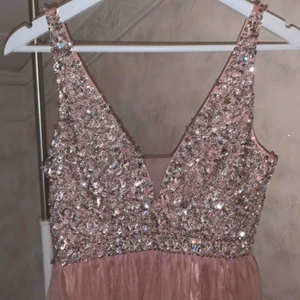  - Säljer en rosa balklänning med paljetter köpt från bubbleroom. Oanvänd p,g,a fel storlek samt försent att skicka tillbaka den. Storlek 38, nypris 1200. Kan skickas men finns i Göteborg så även möjligt att mötas upp.