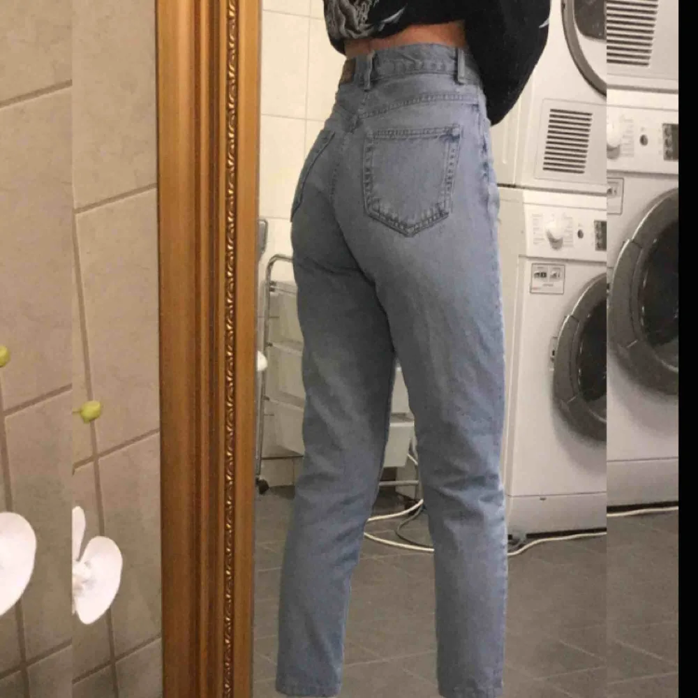 Skit snygga mom jeans från never denim! Jätte bra skick  förutom den där lila slitningen på sista bilden men det går fortfarande att ha skärp! Skickar gärna fler bilder om man skulle vilja ha det!!. Jeans & Byxor.