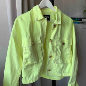 Jeansjacka neon - Neongul jeansjacka från zara i storlek S. Använd 2 eller 3 gånger. Kan mötas upp i Göteborg eller posta:)