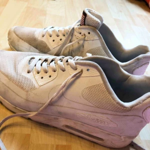  - Airmax 90 herr, använda ganska mycket! Storlek 45 120kr