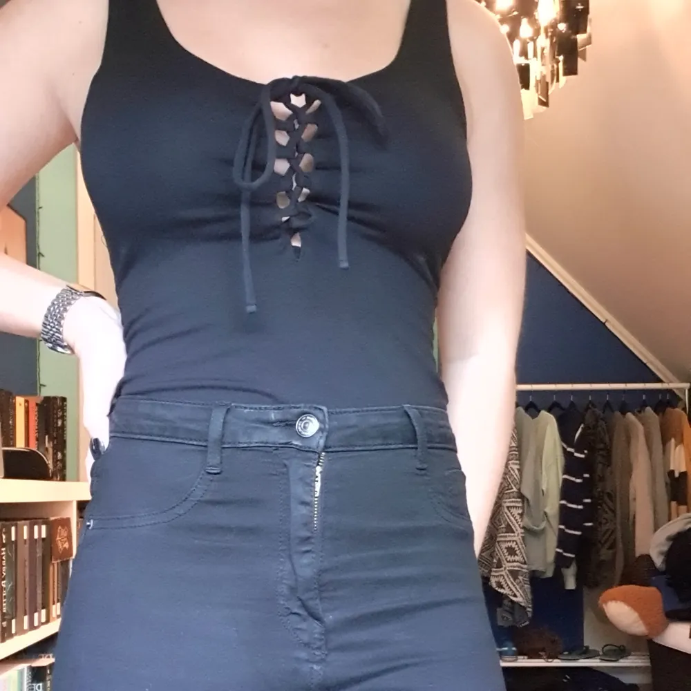 Ett svart linne (bodysuit) från bikbok, storlek s. Passar till det mesta!. Toppar.