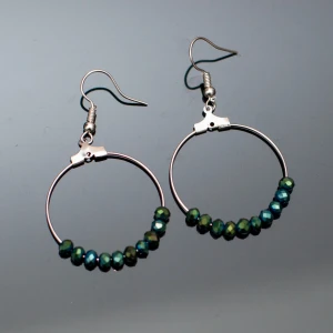  - Fina silverfärgade örhängen med smaragdgröna pärlor. Krokarna ska vara nickelfria enligt leverantör. 