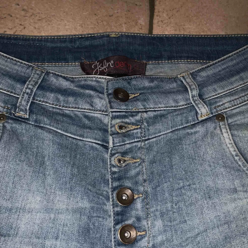Boyfriend jeans från Ellos i storlek 28/32! Säljes pga används inte längre. Kan mötas upp i Stockholm annars står köpare för frakt! . Jeans & Byxor.
