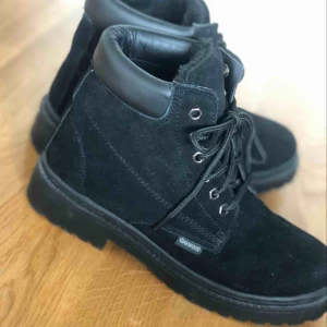  - Svarta vinterskor med foder, använda 1 gång och säljes på grund av att dem är för stora för mig. 