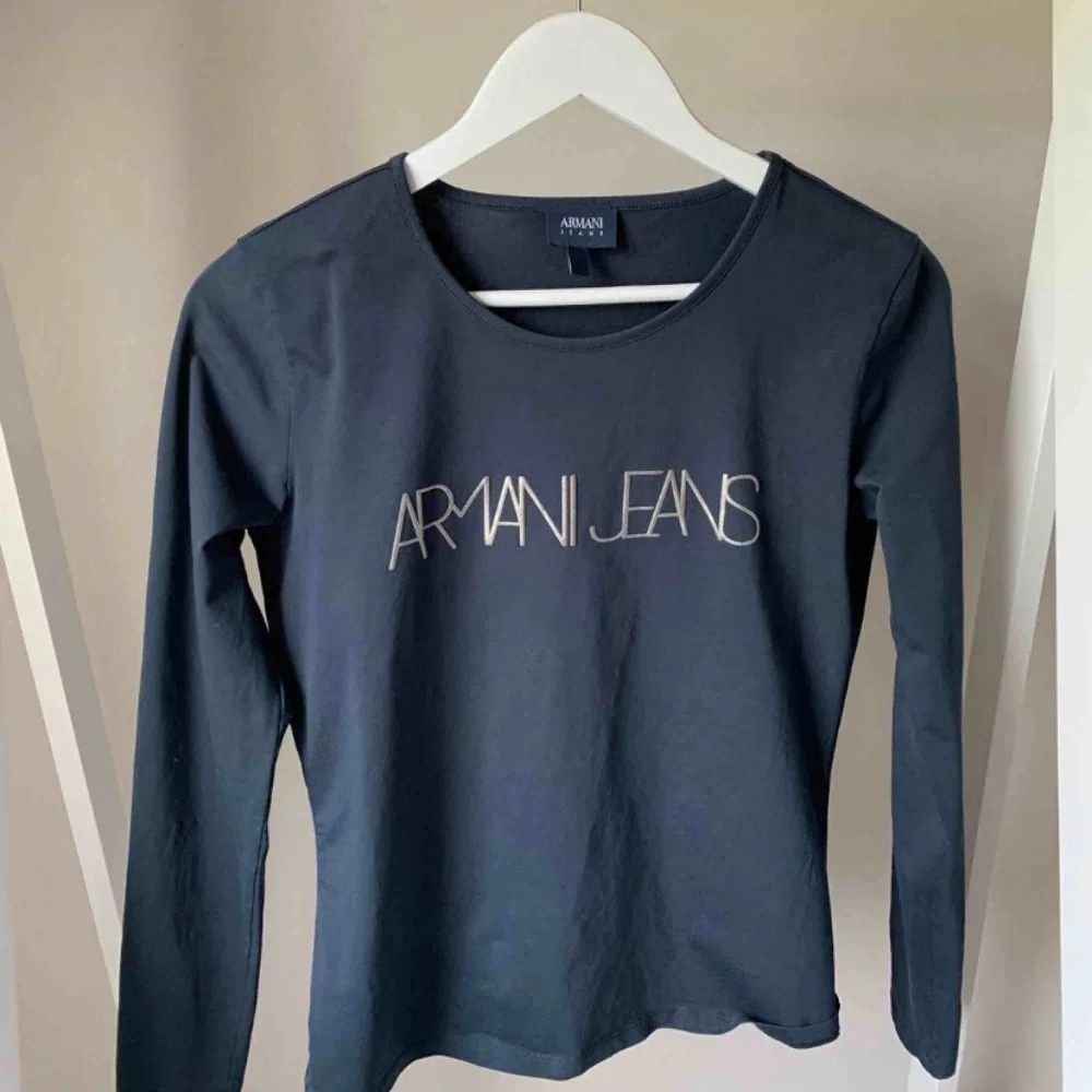 Marinblå Armani tröja Dam Stl S Tröjan är i fint skick. Köpt på Zalando för 779 kr. Frakten kostar 30 kr ingår i priset. . Tröjor & Koftor.