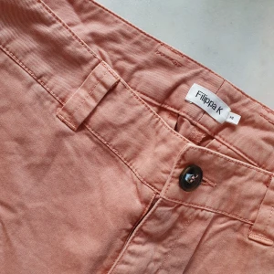  - Ljusrosa chinos från Filippa K. Chinos i den ytligaste perfektionen.   Aldrig använda! Kan mötas upp i Huddinge, Älvsjö, Årsta, Globen & Västberga  