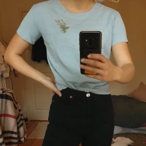  - Fin t-shirt men broderad blomma🌸 Sitter ganska tight men fint. Andvänd kanske 5 gånger. 