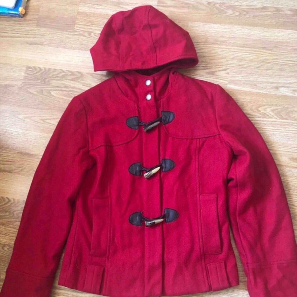 Jättesöt röd kort kappa/jacka från Mexx, med luva. Storlek 36 men liten i storlek så passar mer en 34 och XS eller barn i storlek 158/164. Jackor.