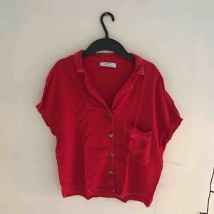  - Topp från Bershka i fint skick. Lite kortare i modellen