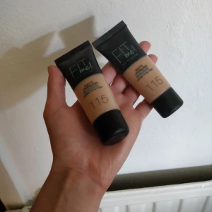 - Säljer två st Maybelline fit me foundations. Ca 75% kvar i båda.  Självklart hygieniskt noggrant använda, endast klämt ut på ren bricka. Säljer pga fel färg. 75 kr för båda 💖
