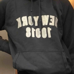  - Denna coola tröja är köpt på second hand aldrig använd! Väldigt liten i storleken så den är väll en S!❤️ möts upp i Karlskrona eller fraktar jag 50kr + frakt