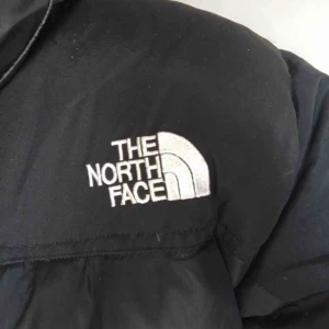  - mysigaste dunjackan från North face. Köpt på second hand och säljs billig pga väldigt använd. Men i bra skick och är din räddare i nöden när vintern kommer☃️❄️ skriv om du har fler frågor!
