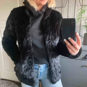  - En väl använd fakepäls jacka som har blivit för liten :( väldigt fin fortfarande 