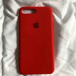  - Rött skal som passar iPhone 7/8 plus i fint skick som knappt är använd! 