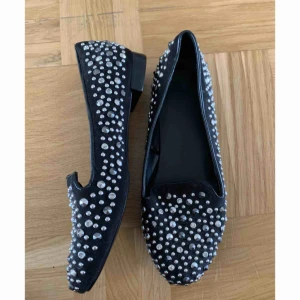  - Svart skinn med metallbitar på. Oanvända då de är förstora för mig. 