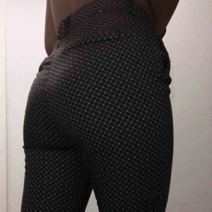  - Jätte fin och bekväma kostym byxor är typisk sätt helt nya efter som de är använd bara 2 gånger. De är tajta hela vägen ner och högmedia. Kan fraktas eller hämtas i Västerås eller Eskilstuna 