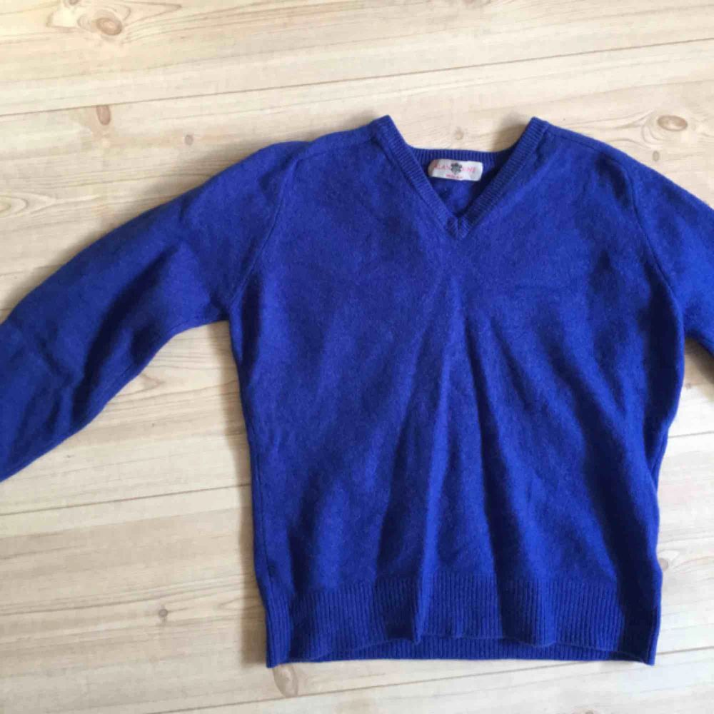 Fin stickad blå tröja i strl xs. Den är använd 2 ggr då den är lite för liten för mig:/. Stickat.
