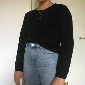  - Svart sweatshirt med text från märket Atmosphere. Visas på en S på bilderna. Välanvänd men bra skick! Frakt på 63 kr tillkommer men kan mötas upp i Karlstad.