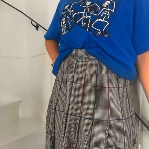  - Jättefin vintage kjol som tyvärr inte kommer till användning! Kjolen funkar lika bra att klä upp som ner och till både varmare och kallare väder:) Köpte för 250kr second hand men är fortfarande i super fint  skick! Frakt ingår i priset. 