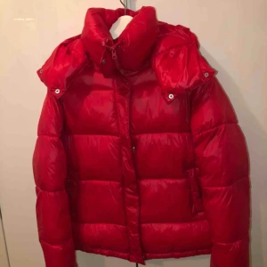  - Väldigt skön och varm jacka. Lite sönder vid kanten av kragen med det är lagat.