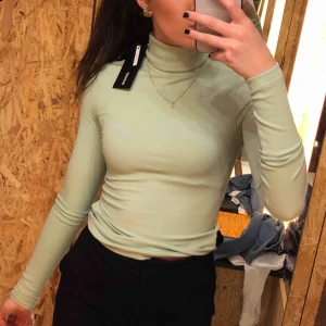  - Helt ny polotopp i cool grön färg från weekday! Aldrig använd. Storlek small