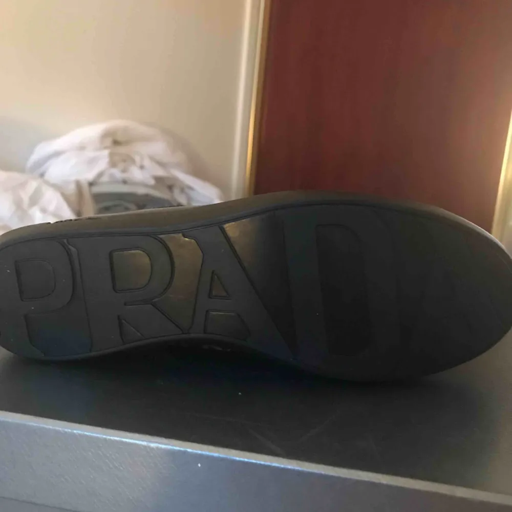 Hej,   Sneakers från Prada i storlek 37 säljes, kartong medföljer.   Hör gärna av dig vid frågor...😃. Skor.